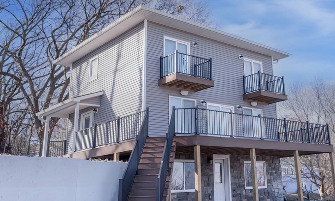 Atchison House | Quaint house on the bluffs overlooking the scenic Missouri River.