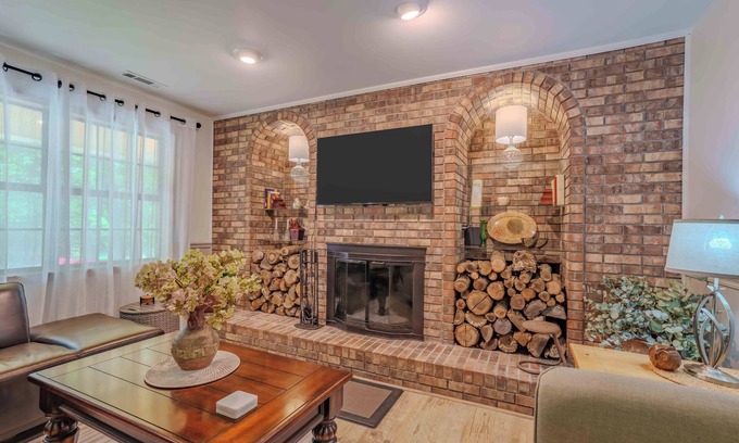 Florence House | Quaint & Serene Creekside Retreat + Pet friendly
