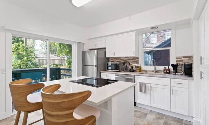 South Perry District House | Quaint South Hill Home w/Luxury King Bed & Wifi!