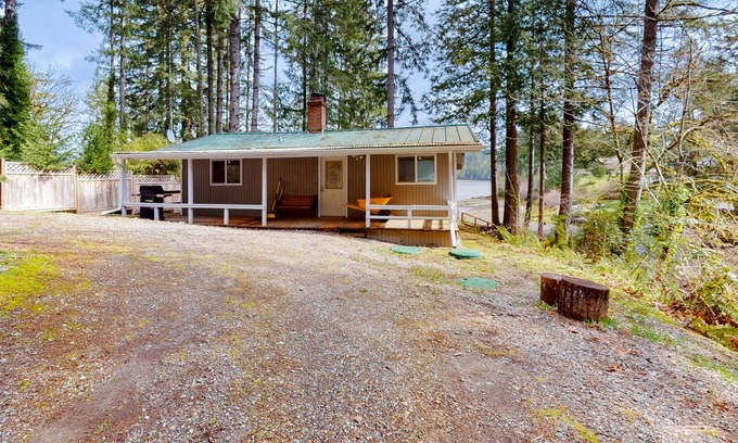 Shelton House | Quaint wilderness cabin with firepit, deck, grill, & washer/dryer - dog-friendly