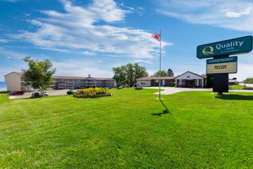 St Ignace Hotel | Quality Inn Lakefront