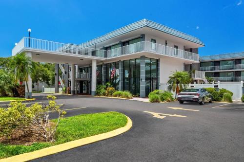 Disston Heights Hotel | Quality Inn & Suites at Tropicana Field