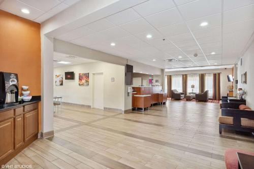 Star City Hotel | Quality Inn & Suites Morgantown - University Area