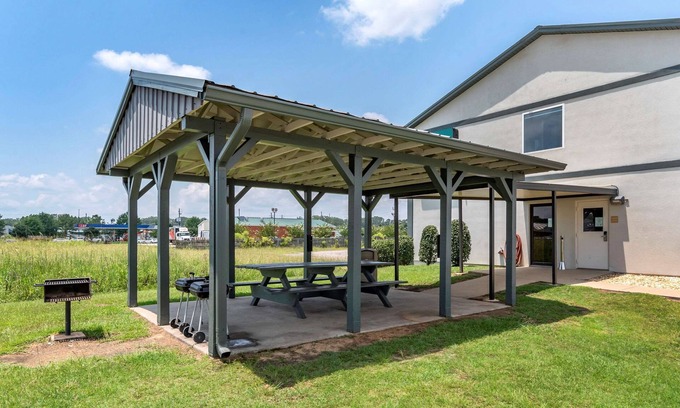 Demopolis Hotel | Quality Inn & Suites