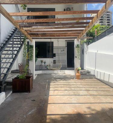 Reduto House | Quarto em casa arborizada