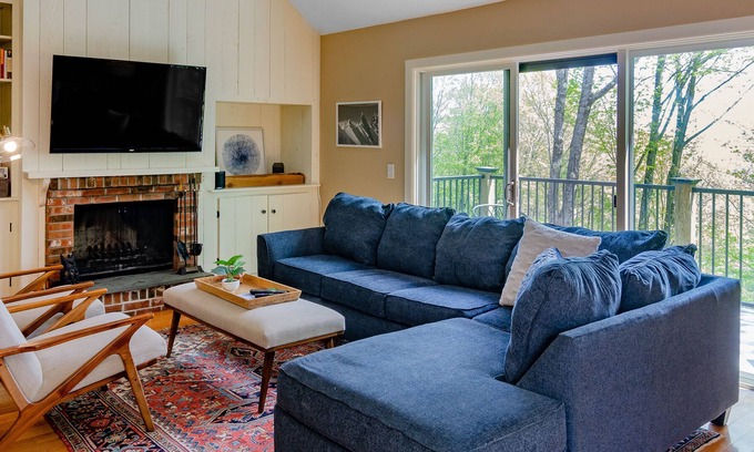 West Hartford Condo | Quechee Ski Hill home with fireplace, mountain views, AC & washer/dryer