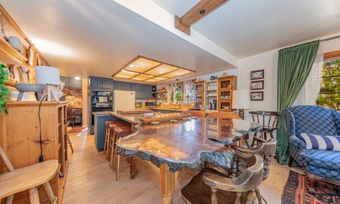 Oakhurst Villa | Queen Anne Villa by Bass Lake, 20 min to Yosemite