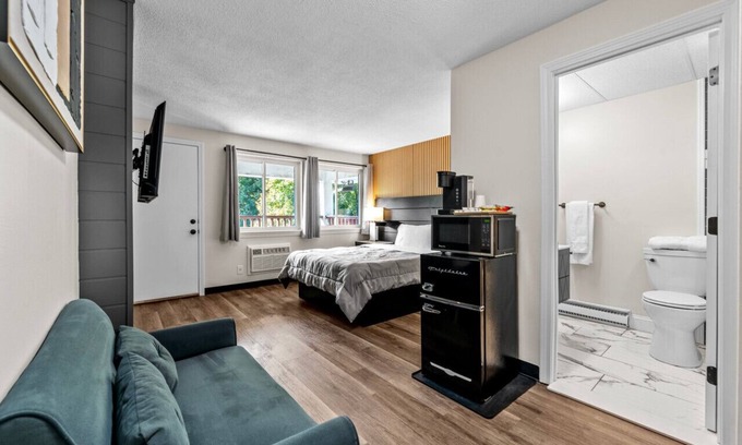 Marshfield Hotel | Queen Bed - Boutique Hotel - Near Beach