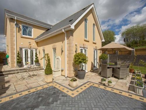 Merthyr Tydfil Bed & Breakfast | Queen Bee & B