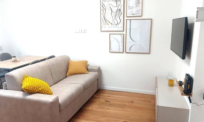 San Donato-San Vitale Apartment | Queen Home Silvia - One Bedroom Apartment, Sleeps 4