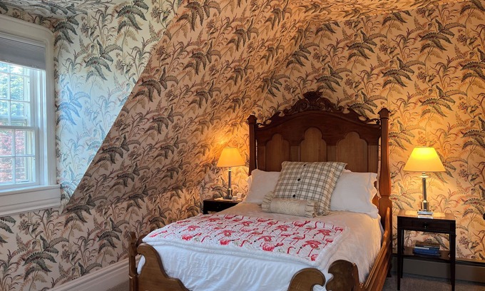 Bayfield Bed & Breakfast | Queen's View B&B- Mona's South, Lake Views, Sauna, Pool, Garden, Bayfield, WI