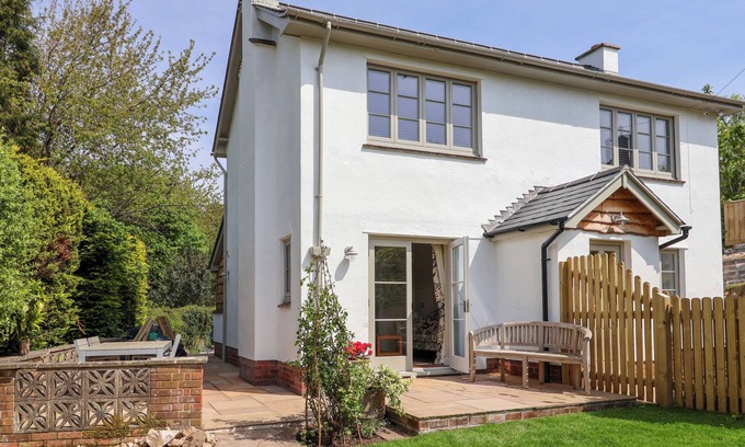 Sidmouth Cottage | QUESTANT LODGE, pet friendly, country holiday cottage in Sidmouth