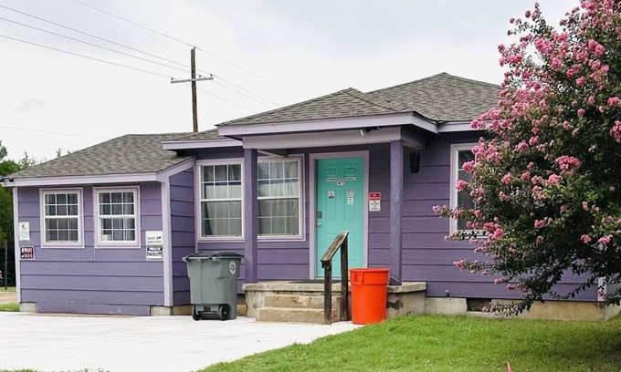 Lawton Cottage | QUICK 1 mile to Ft Sill - clean, sleeps 5, washer/dryer, & PETS welcome!