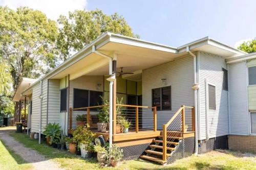 Nudgee Beach House | Quiet 2 bed home with Private Patio in Quaint Village