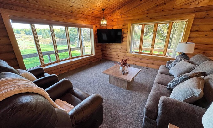 Marshfield House | Quiet 2 Bedroom Country Home - Minutes from Marshfield