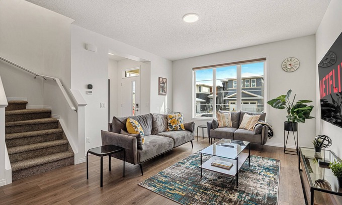 Calgary House | Quiet 3BR + 2.5 Bath Home In Calgary Near Airport