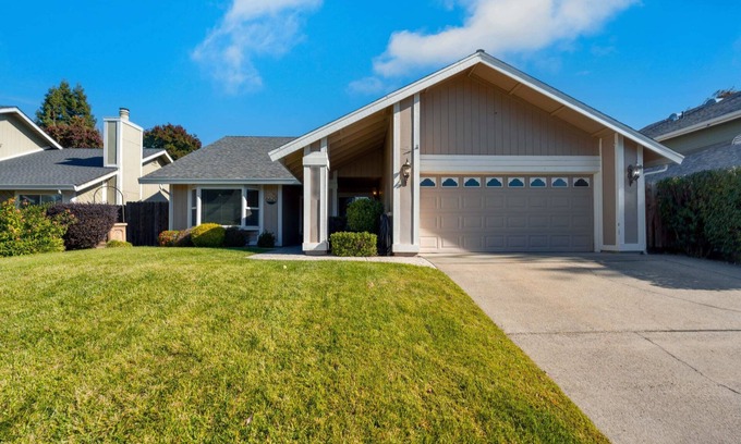 Orangevale House | Quiet 4bdrm home with back yard