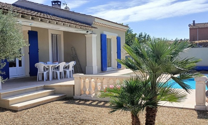Molleges Villa | Quiet 5B villa 500 m from the village near the Alpilles and St Rémy de Provence.
