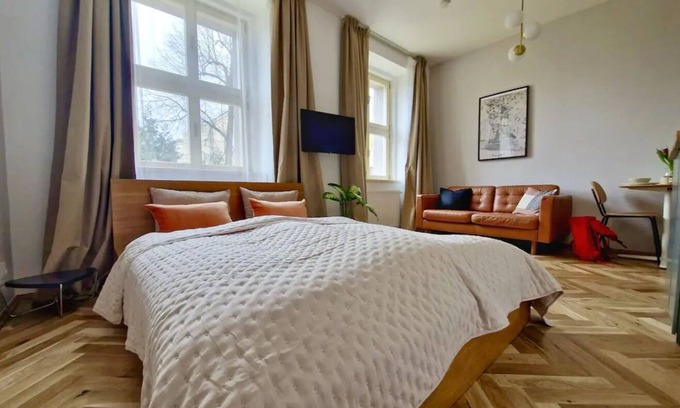 Dejvice Apartment | Quiet and chic Studio w/AC - 10 min to the centre
