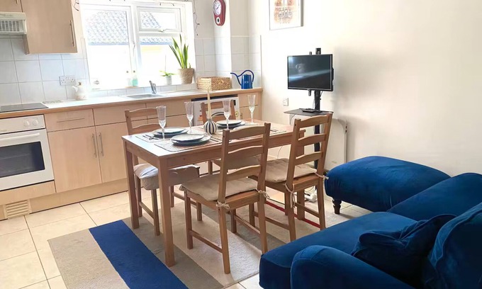 Woking Apartment | Quiet apartment. Basingstoke Canal. Centre. Few steps to Woking Station.