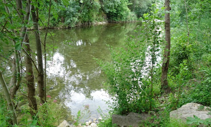 Lodeve Apartment | Quiet apartment with a huge garden on the riverside