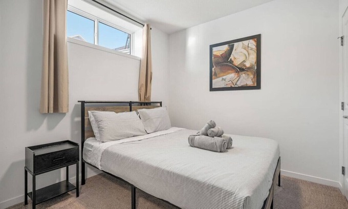 Southeast Calgary Condo | Quiet Basement 2BR Suite » 2 Queens » Netflix