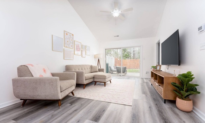 Wilmington House | Quiet Boho Townhouse; 15 Min to Beach