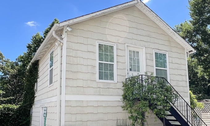 Atlanta Cottage | Quiet Carriage House w Forest-View Deck & Dining