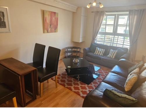 Newington Apartment | Quiet Classic in Central Edinburgh