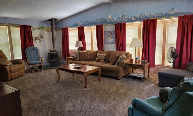 East Glacier Park House | Quiet Countryside.but just a few minutes from town!
