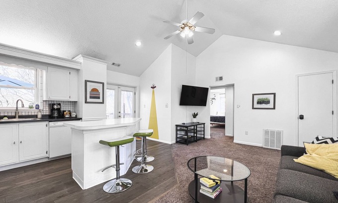 Gladstone House | Quiet & Cozy 2BR House Big Yard