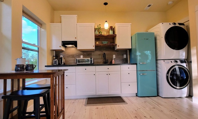 Jacksonville Apartment | Quiet, Elegant 1-bedroom Loft—Walkable to Trails, Live Music, and Wineries!