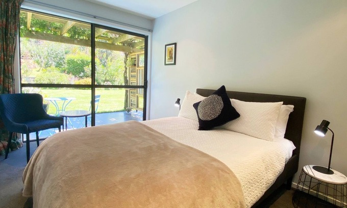 Lake Hayes House | Quiet Escape with Garden View