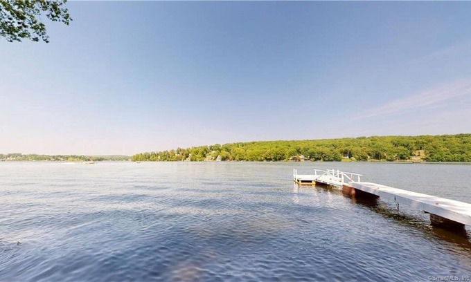 Danbury House | ★ Quiet Family Lake Escape