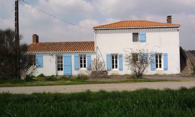 Brem Sur Mer Other | Quiet farmhouse for 10/12 near the sea