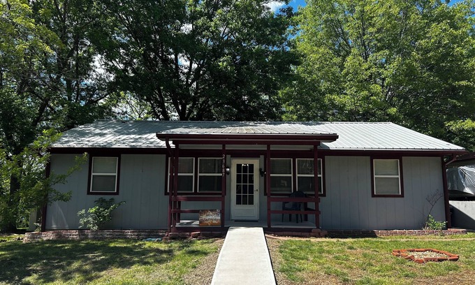 Warsaw House | Quiet getaway in Warsaw, Missouri