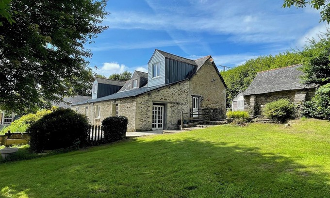 Cleguerec Apartment | Quiet gîte ideal for family get-togethers or business trips