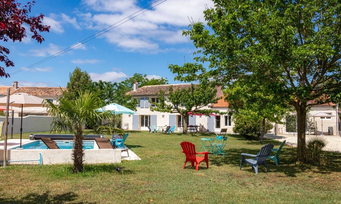 Balanzac Cottage | Quiet gite with pool between Saintes and Royan