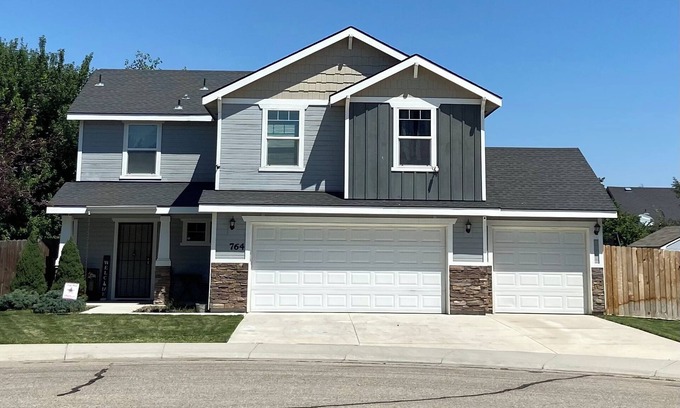 Kuna House | Quiet home w/loft, Hot Tub, Fire Pit