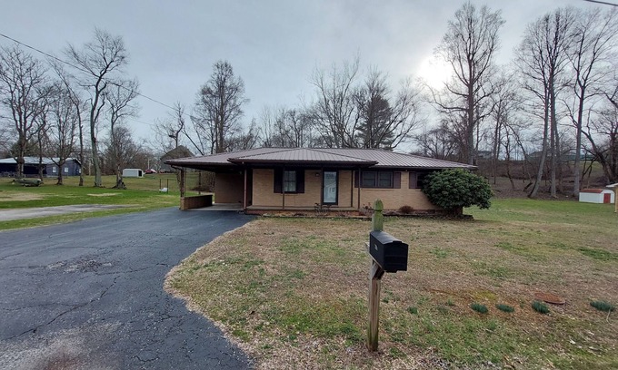 Sparta House | Quiet neighbor just 2 minutes from downtown Sparta TN