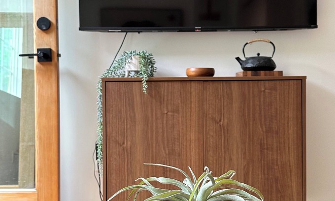 Valley Village Apartment | Quiet neighborhood in the heart of Los Angeles, minutes from theme parks!