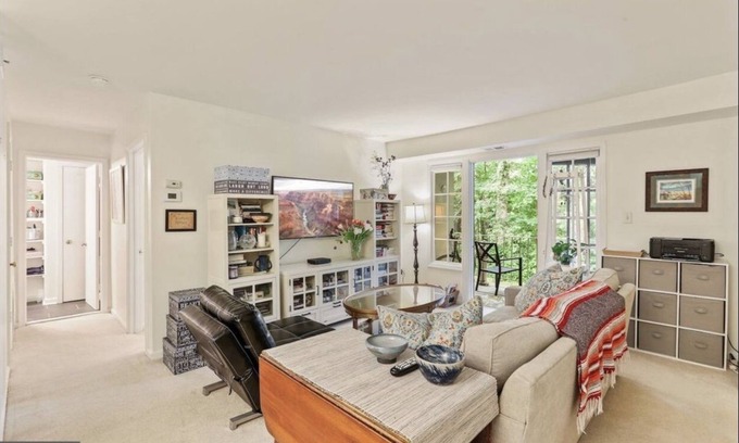 Annandale Condo | Quiet, Remodeled 1BR/1BA Condo in Annandale, VA w/pool near DC