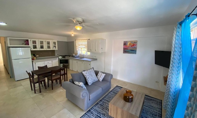 Blades House | Quiet retreat. Minutes from airport, world renowned beach and major city center