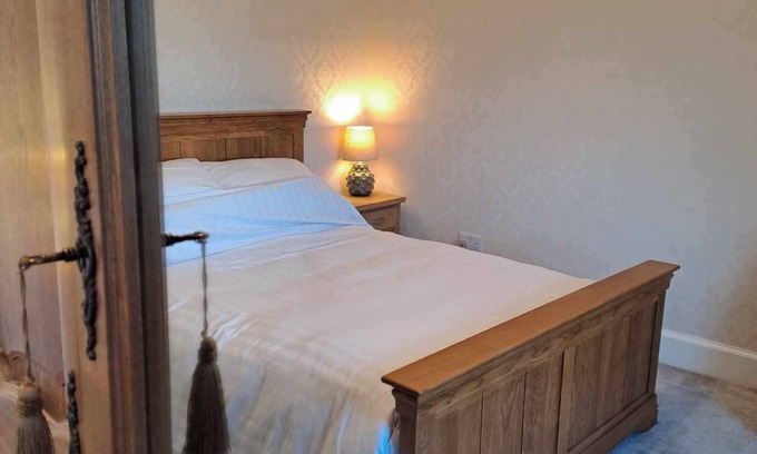 Isle of Lewis House | Quiet, rural hideaway in traditional old Schoolhouse, right on the edge of loch.