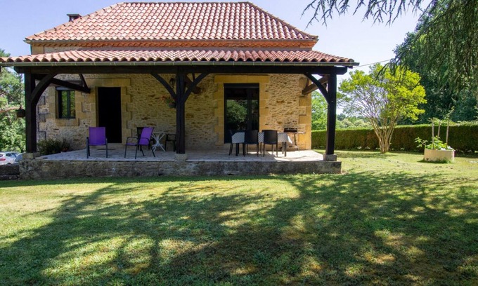 Monplaisant Cottage | Quiet stone house in Monplaisant, pets allowed