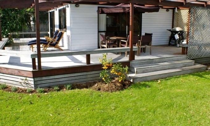 Hahei House | Quiet street, close to the beach