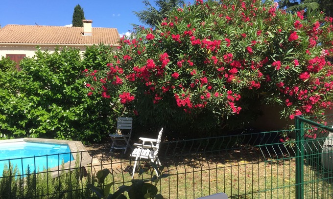 Baillargues House | Quiet vacation home with swimming pool near beaches
