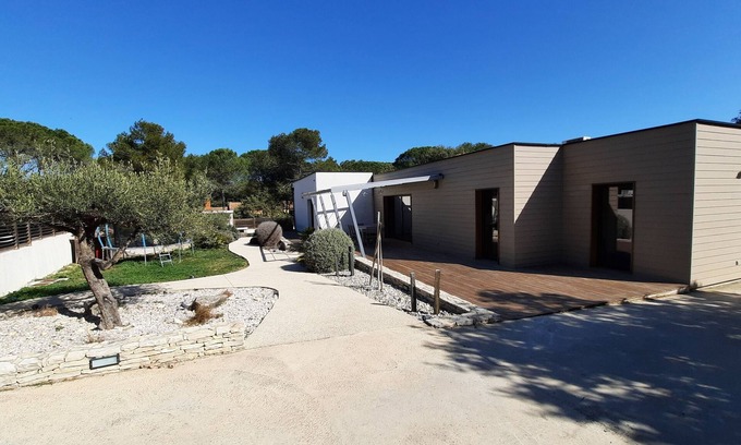 Nages-et-Solorgues Villa | Quiet villa with heated pool and spa
