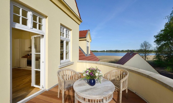 Grubnow Apartment | Rügen Ferienwohnung 7 am Wasser Gut Grubnow mit Balkon WLAN und Sauna