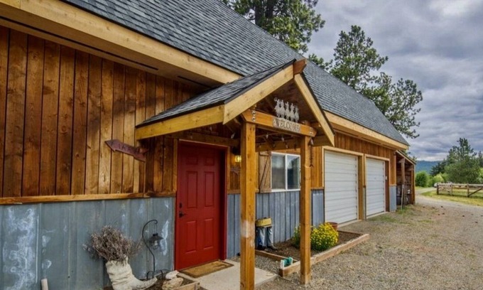 Cle Elum House | R & R Retreat - 2 houses, 1 trailer hook up. Bring your dogs & horses!